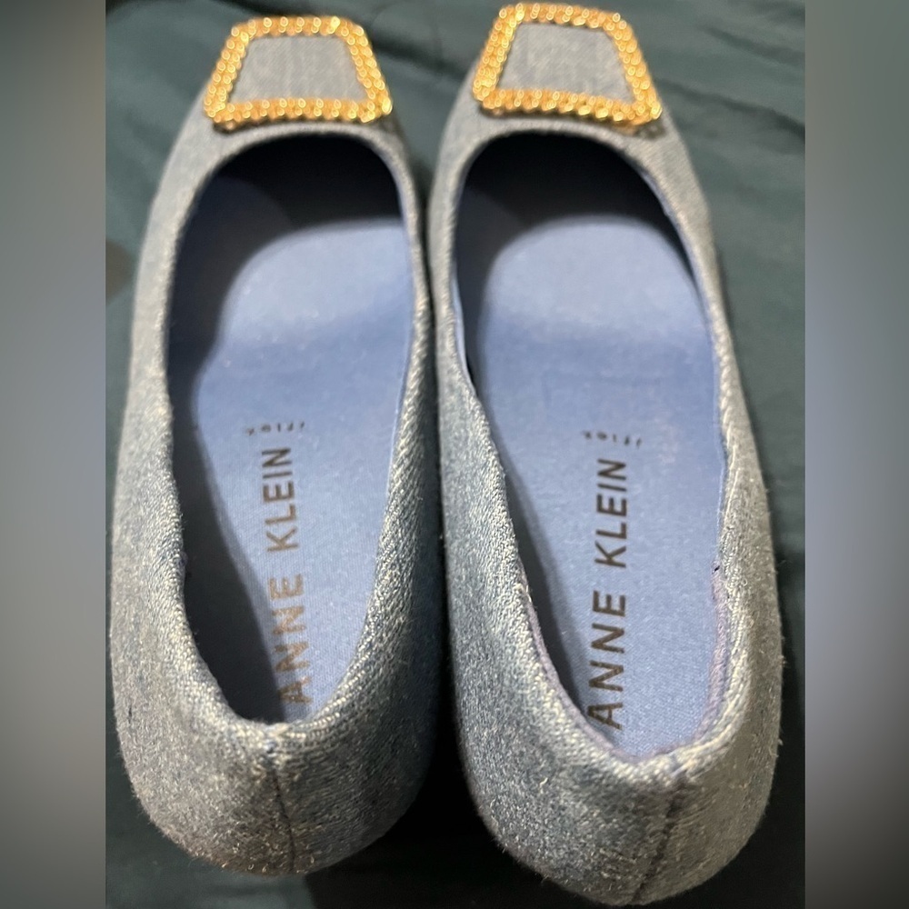 Anne Klein Women’s Sadie Wedge Pump Shoes 7.5M Blue Denim Chain Buckle Round Toe - Picture 5 of 7